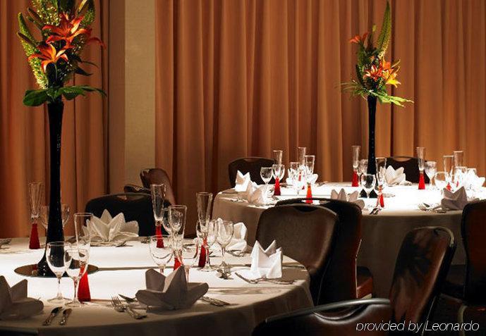Lingfield Park Marriott Hotel & Country Club Restaurant photo